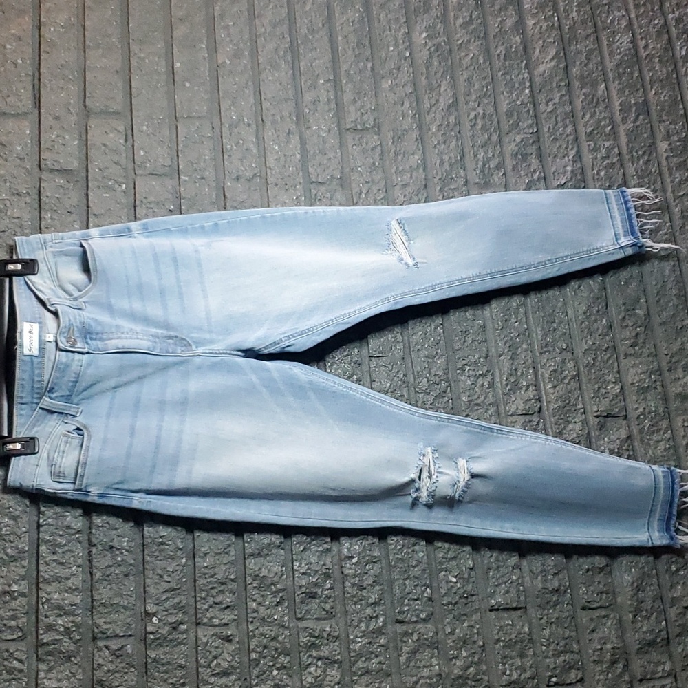 STUDIO BLUE- Frayed Hem Jeans